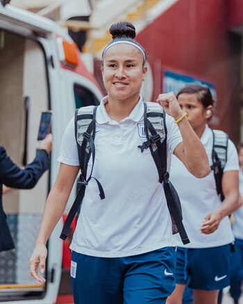 Sandy Dorador llegando al Estadio