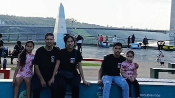 Vendieron su casa, dejaron la rutina y ahora viven en un bus: la familia colombiana que ya recorrió 7 países de Sudamérica