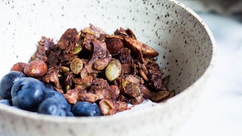 Granola de chocolate con frutos