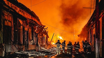 Voraz incendio consume bodega, viviendas