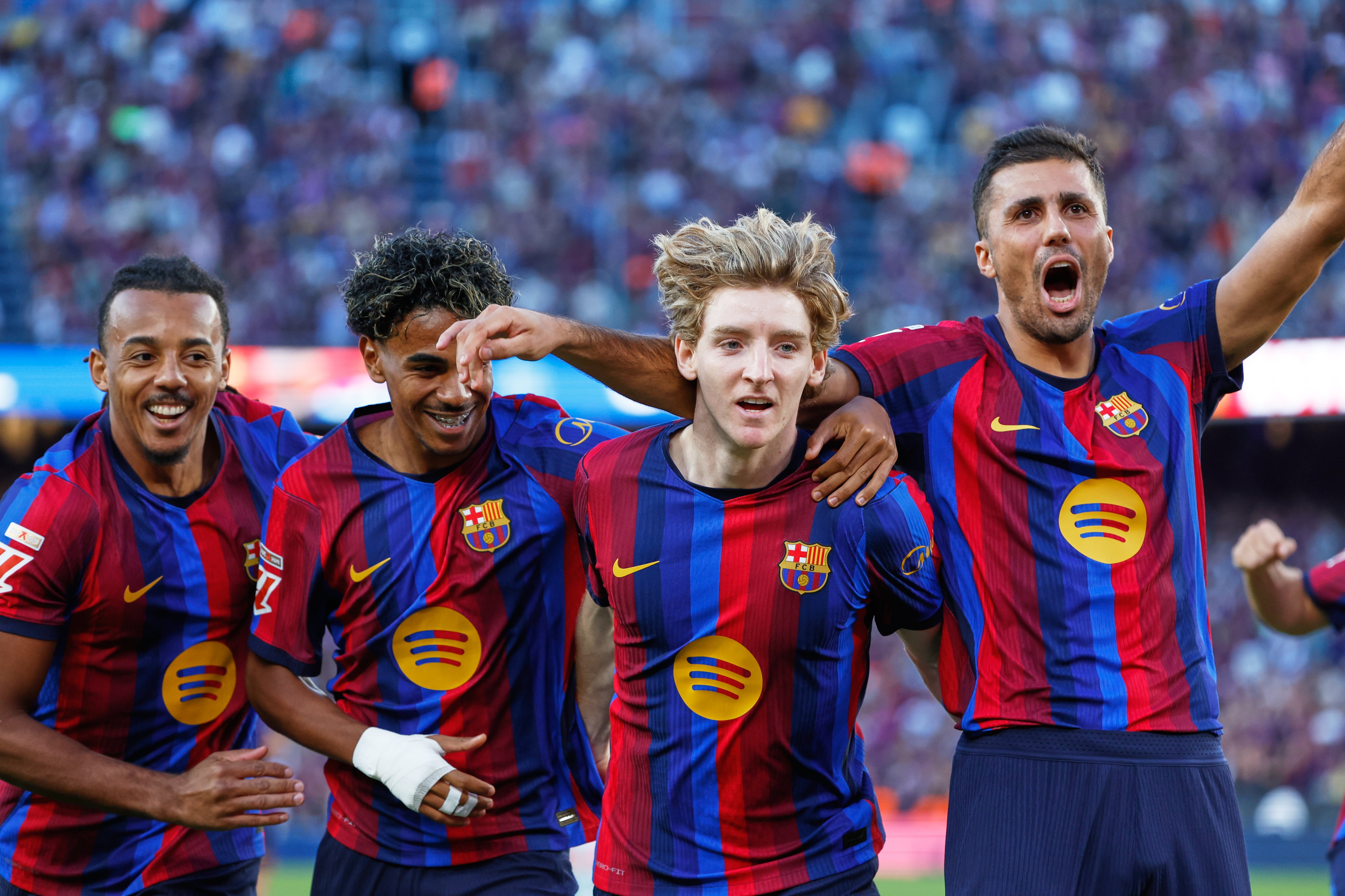 Jules Kounde, con sus compañeros del Barcelona Lamine Yamal, Anthony Gordon y Rodrigo celebran el gol ante el Getafe en el encuentro de La Liga el sábado 10 de octubre del 2026. (AP Foto/Joan Monfort)