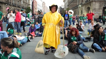 Trabajadores de CDMX limpian festejos del Mundial 2026 entre sueldos bajos, falta de prestaciones y riesgo de muerte