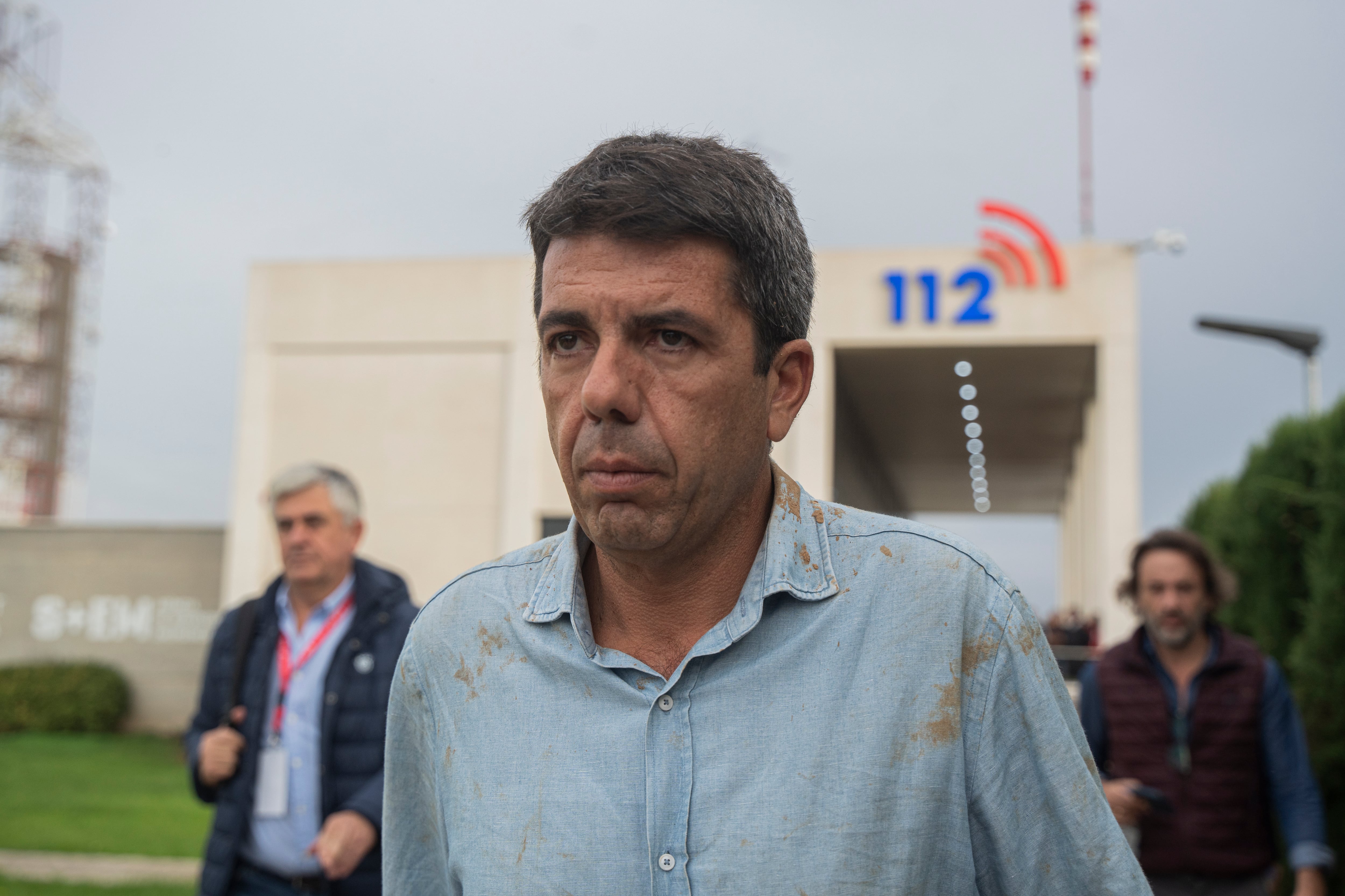 El expresidente de la Generalitat valenciana, Carlos Mazón, durante su visita al centro del 112. (Rober Solsona / Europa Press)
