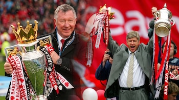 Un montaje fotográfico presenta a Alex Ferguson a la izquierda y a Arsène Wenger a la derecha, ambos levantando trofeos metálicos con cintas.