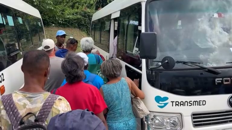 Personas agolpadas para subir a un bus