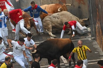 Varios mozos resbalan en la