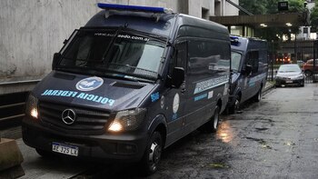 Móviles policiales frente al Ministerio