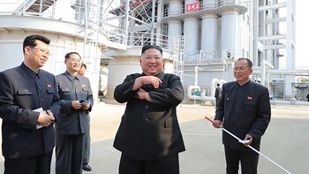 Kim Jong-un sonríe durante su