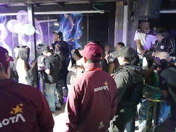 Ocho menores de edad encontrados consumiendo alcohol fueron trasladados al Hospital de Kennedy para valoración médica - crédito Secretaría de Seguridad Bogotá