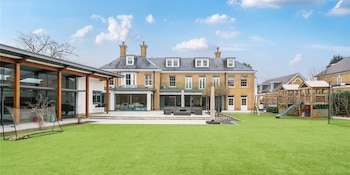 El exfutbolista del Manchester United busca una ganancia con la venta de la propiedad en Farnborough Park (Alan De Maid Real Estate)