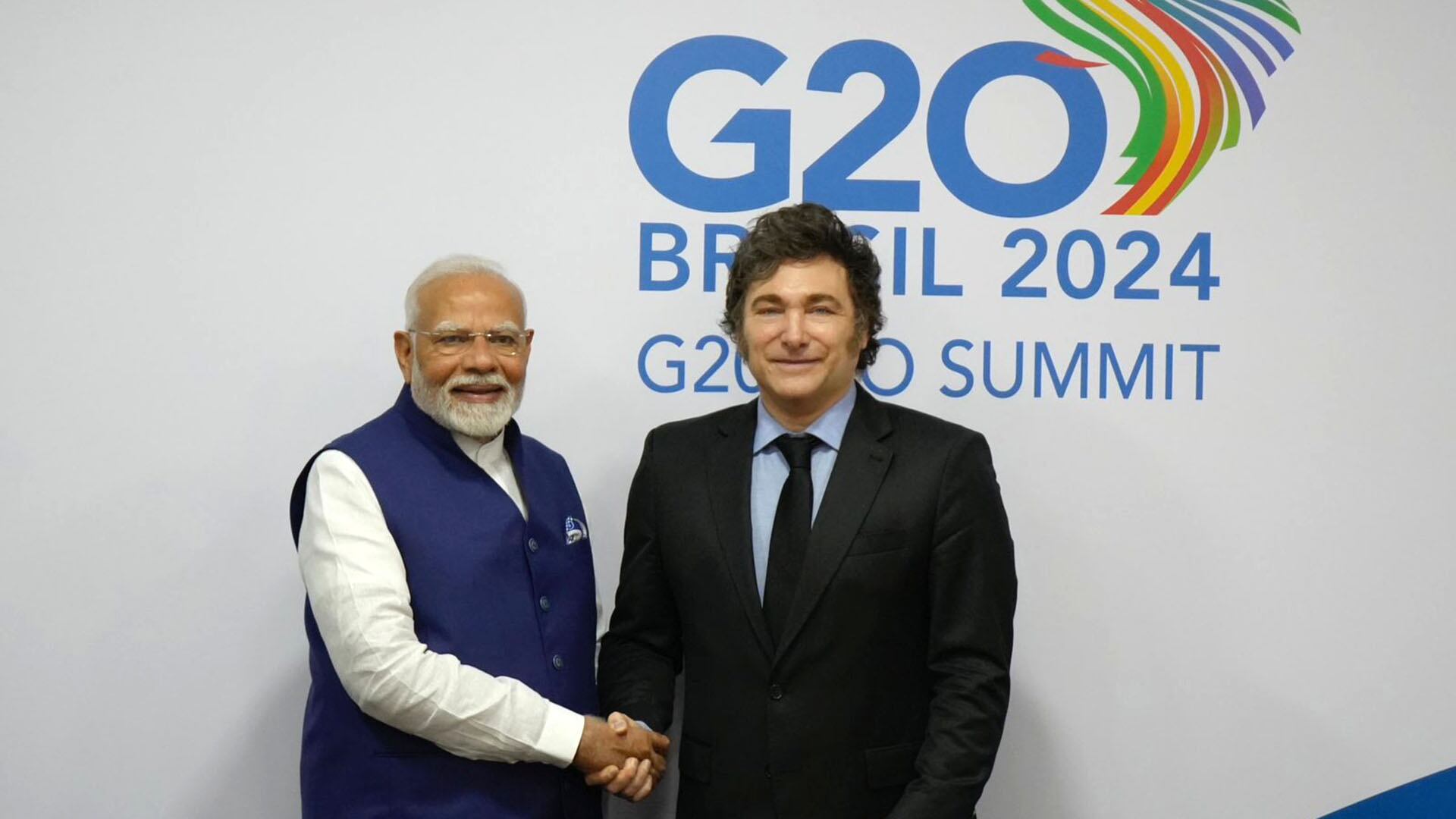 Javier Milei junto a Narendra Modi en el G20