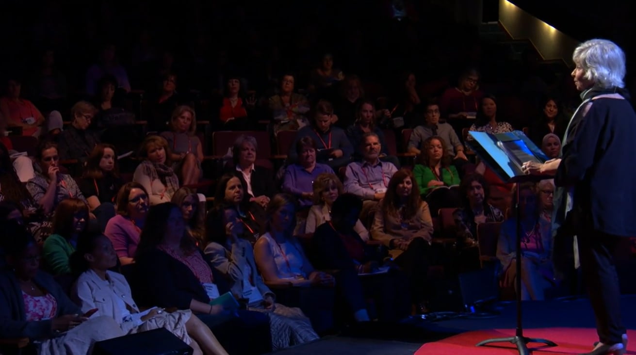 Morgan en su charla de 2015 en TEDWomen, donde habló sobre su diagnóstico de Parkinson y la escritura como forma de resistencia (@TED)