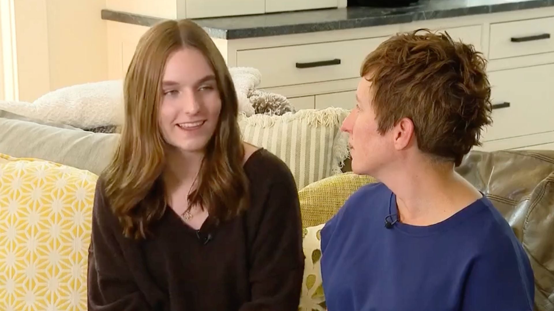 La campaña de Maggie Driscoll surgió como un proyecto escolar y ya reunió miles de donaciones de calzado nuevo y usado (Captura de video)
