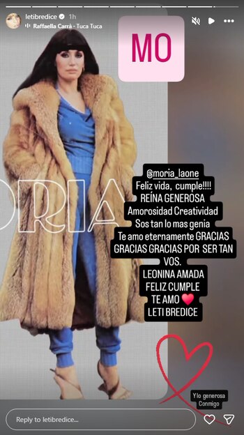 Moria Casán en un abrigo de piel marrón y conjunto azul. La imagen incluye mensajes de saludo de cumpleaños y un dibujo de corazón rojo