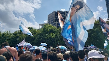 Las fotos y videos del espectacular banderazo de los hinchas de Argentina en Dallas: la letra del nuevo himno