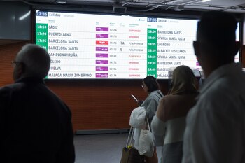 Varios viajeros con sus viajes