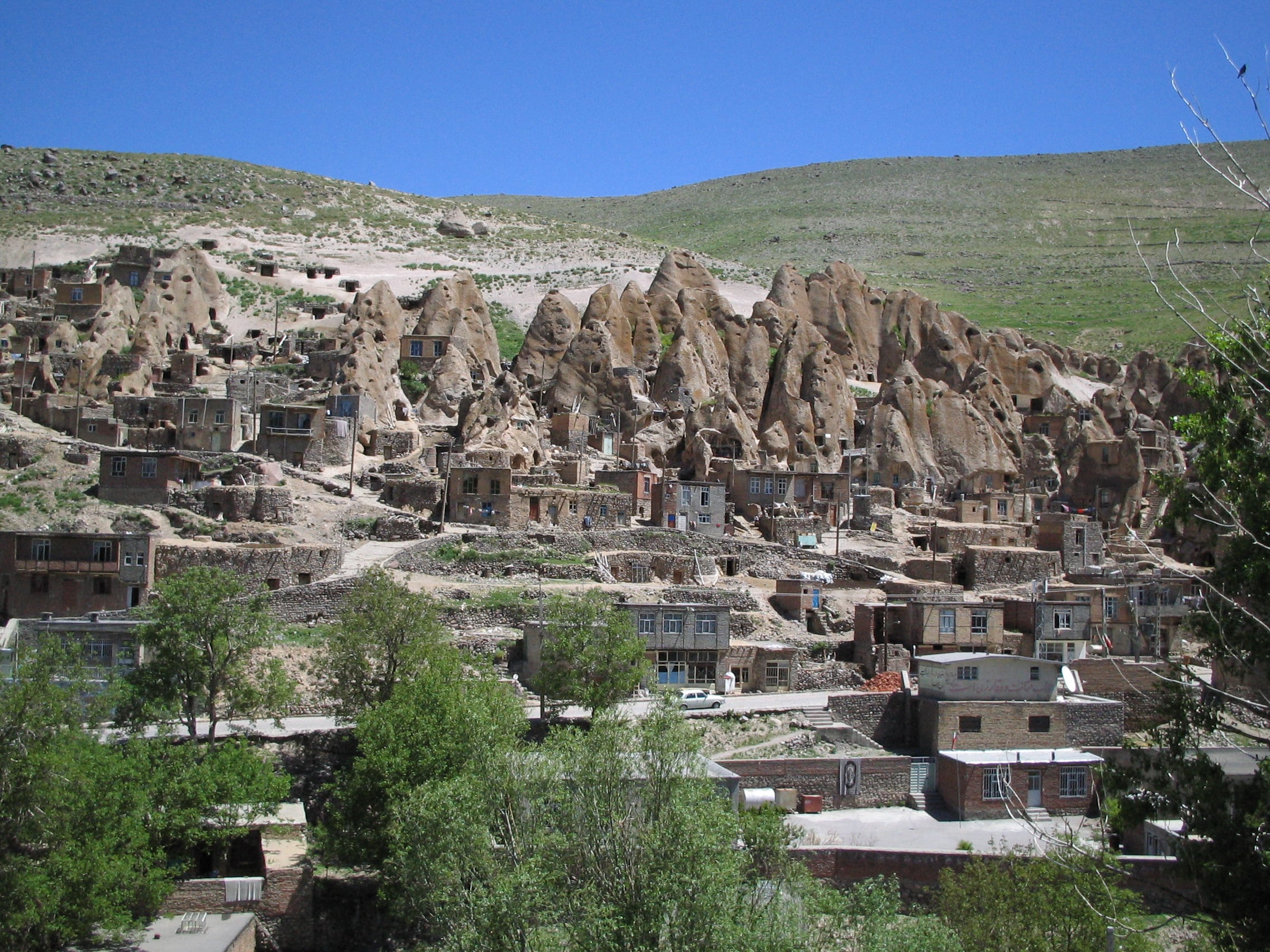 En Kandovan, viviendas trogloditas ahuecadas en conos volcánicos siguen habitadas, ofreciendo un modelo de adaptación arquitectónica en Irán (Wikipedia)