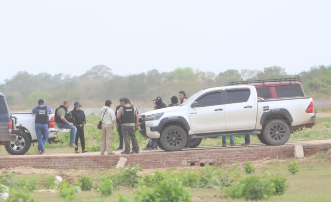 Agentes de la Policía buscan el cuerpo de Lorgio Saucedo en el municipio de Warnes, al norte de Santa Cruz de la Sierra (Foto: El Deber / Juan Carlos Torrejón)