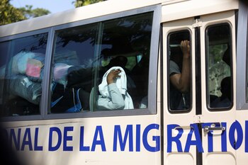 Autobús con migrantes haitianos deportados