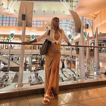 Nicole Neumann en un shopping