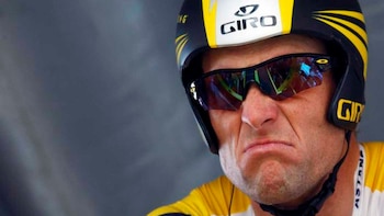 Lance Armstrong pasó de ser una figura del ciclismo internacional a quedar marcado por el mayor escándalo de dopaje del deporte (Reuters)