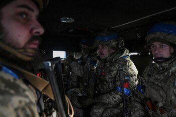 Militares ucranianos participan en ejercicios militares en un campo de entrenamiento en la región de Chernihiv, en medio del ataque en curso de Rusia, en Ucrania, el 12 de diciembre de 2024. REUTERS/Maksym Kishka
