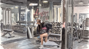 Ilustración de una persona con gorra y auriculares haciendo sentadilla con una mancuerna en un gimnasio con estantes de pesas, bancos y espejos.
