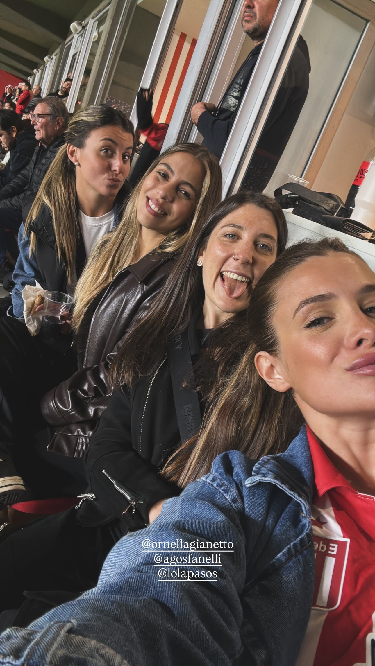 Cami Homs asistió a la cancha de Estudiantes de La Plata junto a sus amigas (Instagram)