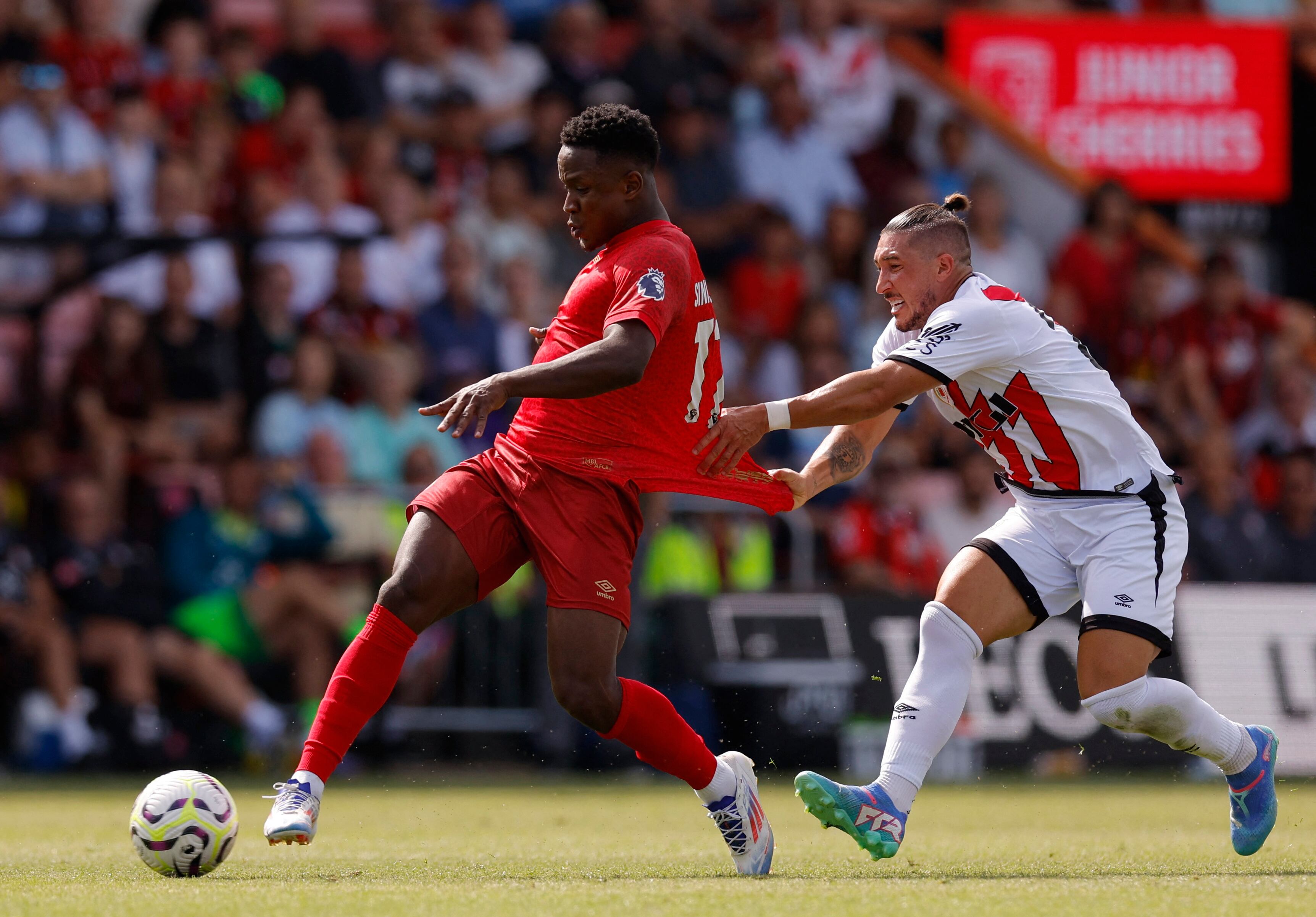 Luis Sinisterra junto al uruguayo Alfonso Espino en el partido donde las cerezas vencieron a Rayo Vallecano por 1-0 - crédito Andrew Couldridge / REUTERS 