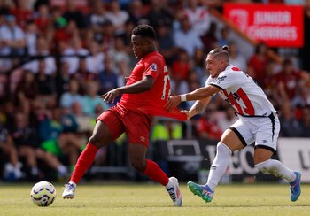 Luis Sinisterra junto al uruguayo