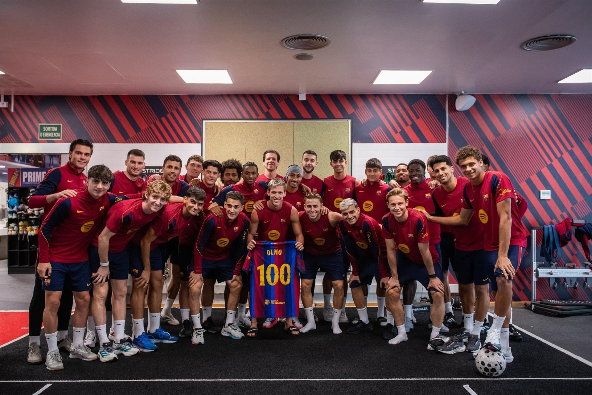 El Barça entrena sin Koundé y homenajea a Olmo por sus 100 partidos