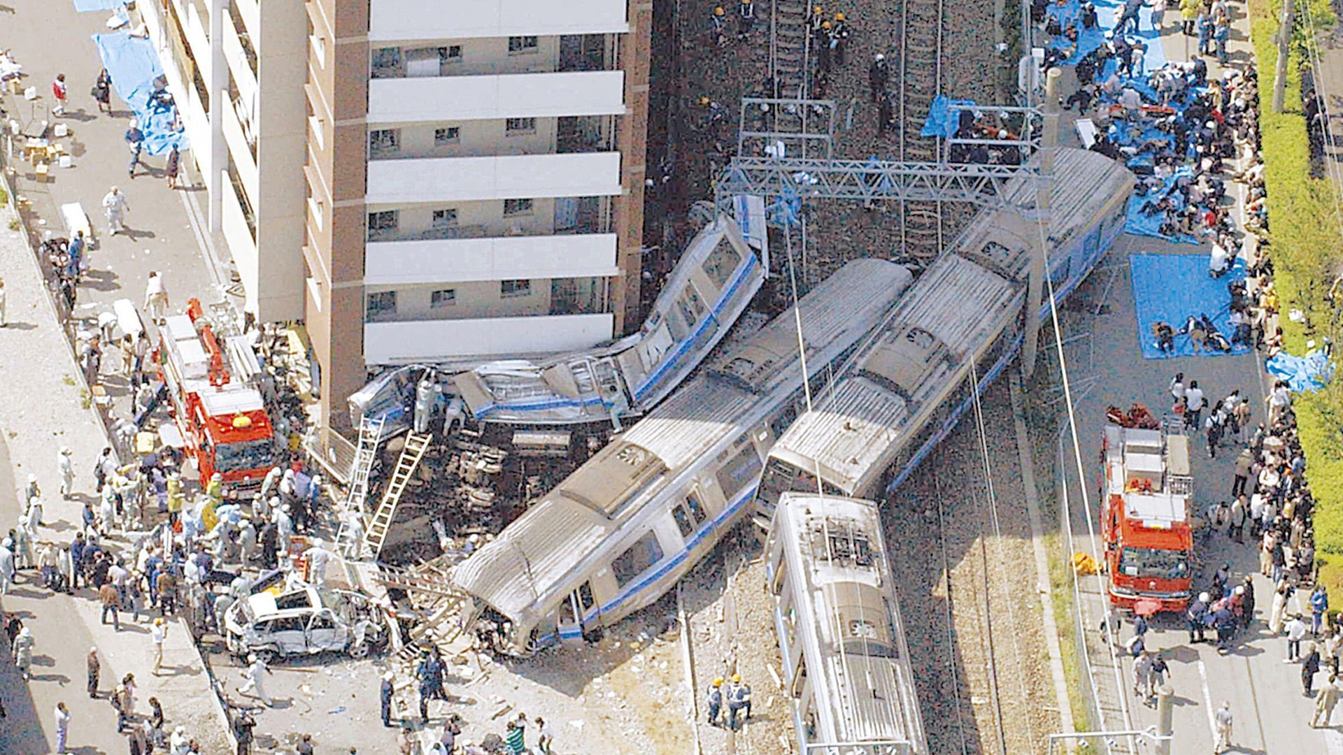 El desastre ferroviario de Amagasaki dejó 107 muertos y 562 heridos, convirtiéndose en el accidente de tren más mortal en Japón desde 1987 (ZUMA)