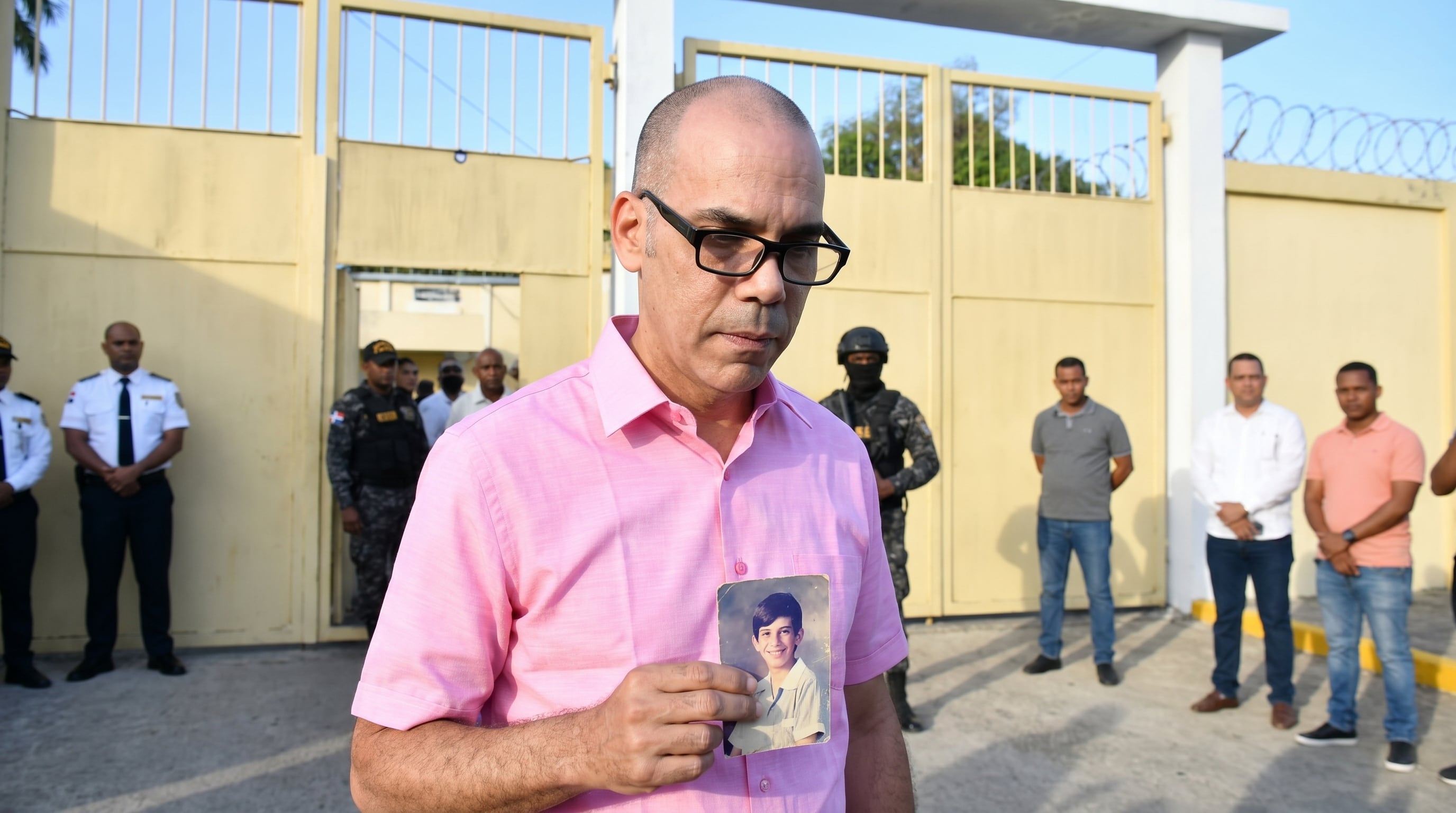 Mario Llenas, condenado por el asesinato de su primo, sale de prisión en República Dominicana mientras sostiene una foto del joven, expresando arrepentimiento. (Imagen Ilustrativa Infobae)