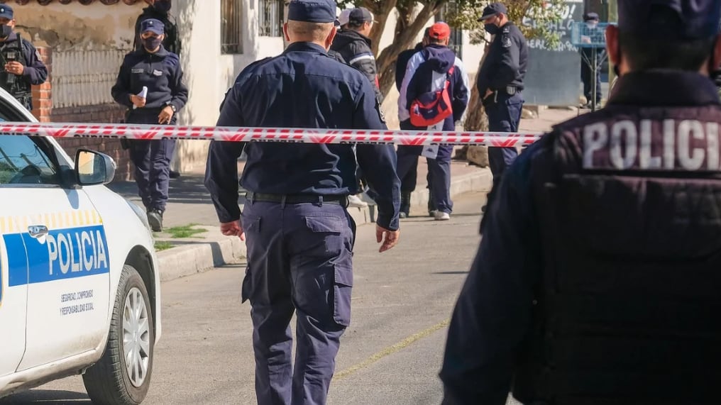 Personal de Criminalística preserva la escena en Villa San Antonio tras el hallazgo del cuerpo de la víctima