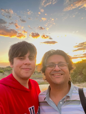 Shahzada Dawood, vicepresidente de Engro Corporation, junto a su hijo Suleman en una imagen sin fecha previa al viaje en el Titan (REUTERS/Archivo)