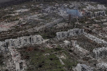 Una vista aérea de Chasiv Yar muestra la ciudad en ruinas tras los intensos combates entre las fuerzas rusas y ucranianas durante más de un año, región de Donetsk, Ucrania, el 11 de noviembre de 2024. (Foto AP)