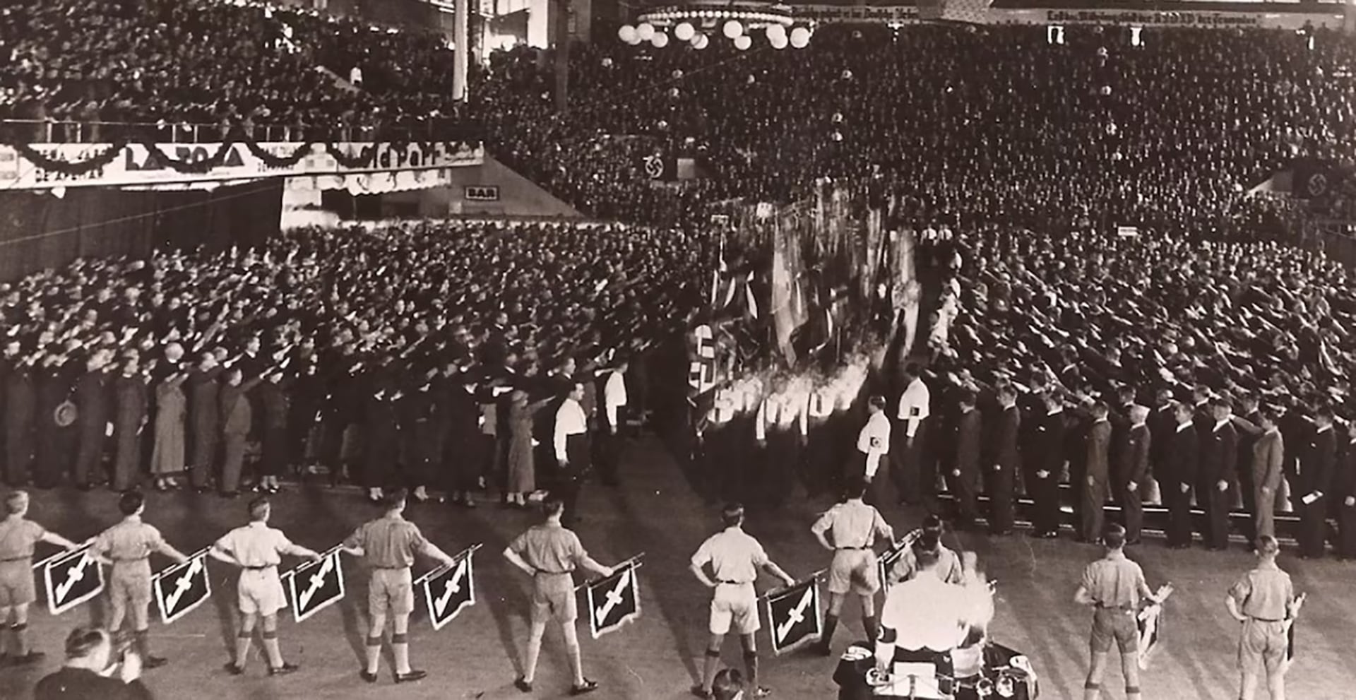 l masivo acto del Luna Park tuvo una escenografía típicamente nazi, con todos sus ingredientes