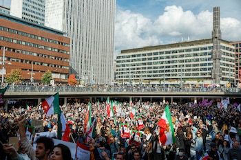 Una multitud protesta contra la