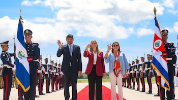 La presidenta de Costa Rica Laura Fernández llegó a El Salvador para una visita oficial con foco en seguridad