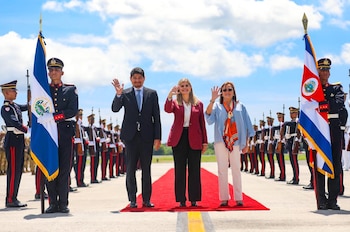 La presidenta Laura Fernández Delgado llegó a El Salvador para cumplir una visita oficial centrada en seguridad y cooperación. (Foto cortesía Secretaría de Prensa de la Presidencia)
