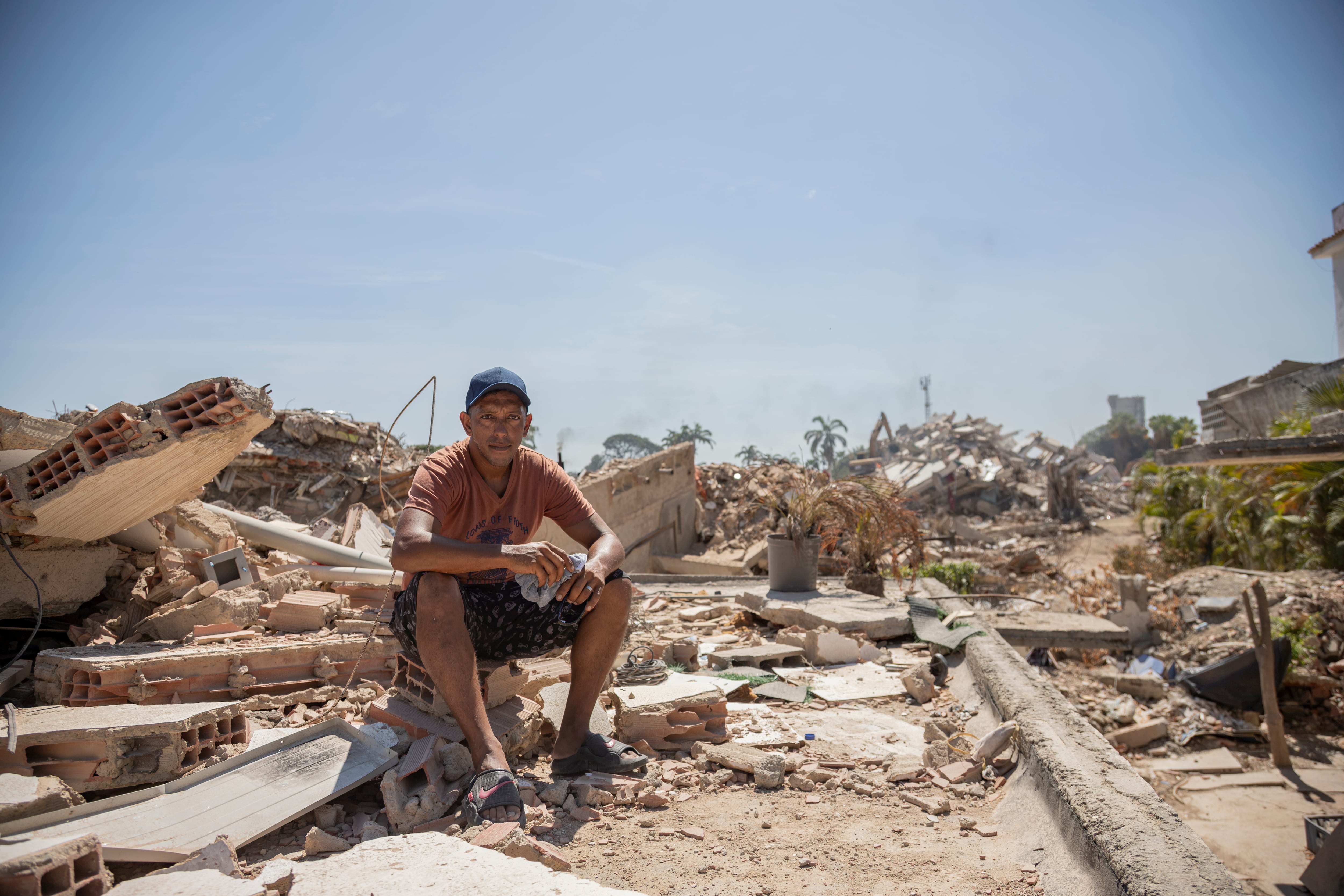Miguel Jaimes, sobreviviente de los terremotos, sentado en el techo de su casa dañada en la comunidad de Los Corales, La Guaira, Venezuela. (réditos ACNUR - Diana Diaz)