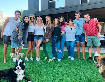 Soledad Aquino junto a su