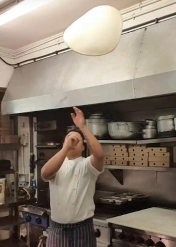 Joey trabajando en un restaurante. (Imagen cedida)