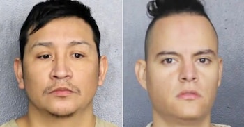 Dos hombres de tez clara en primer plano; uno con bigote y cabello oscuro corto, el otro con un moño alto y lados rapados. Ambos miran al frente