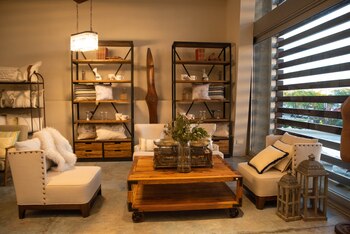 Sillones, mesa ratona y jarrones,