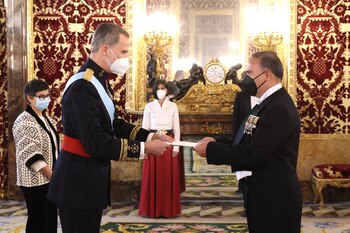 26/04/2021 España.- El Rey recibe cartas credenciales de seis nuevos embajadores, incluidos los de Bolivia y Colombia.
El Rey Felipe VI ha recibido este lunes las cartas credenciales de seis nuevos embajadores en España, los de Hungría, Colombia, Tailandia, Bolivia, Bangladesh y Bulgaria, en sendos actos celebrados en el Palacio Real.
POLITICA
CASA REAL