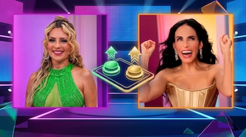Dos mujeres en pantallas; la de la izquierda con cabello rubio y top verde, la de la derecha con cabello oscuro y top dorado. Hay botones de votación.