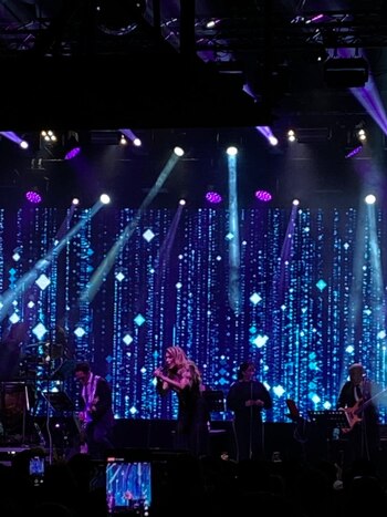 La estrella interpretó temas de