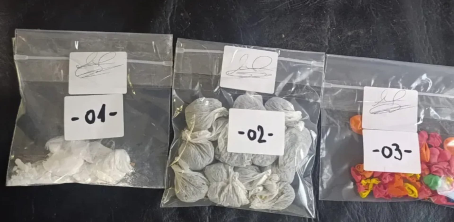 Sustancias ilícitas y globos encontrados en un intento de contrabando hacia el penal de Cipolletti (Diario Río Negro)