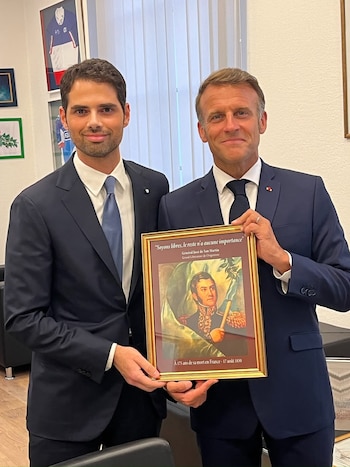 Ian Sielecki y Macron, con un cuadro del General San Martín